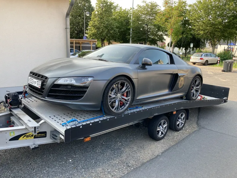 Grauer Audi R8 auf einer Transportplattform