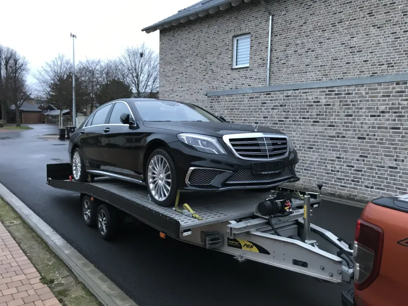 Schwarze Mercedes-Benz S-Klasse auf dem Anhänger